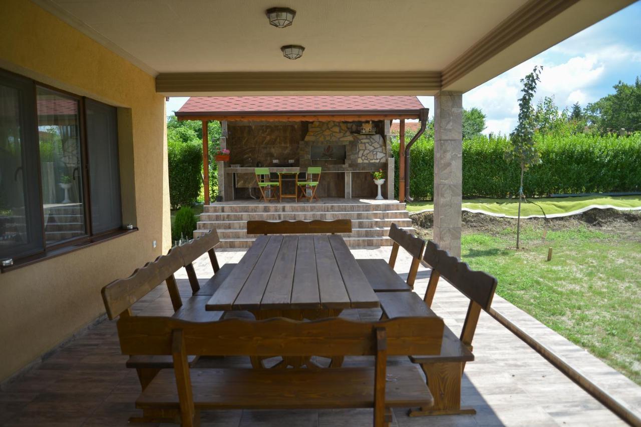 Guest House Erida Trastenik ภายนอก รูปภาพ